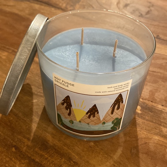 Bath and body works hot fudge drizzle 3 wick candle - Picture 4 of 4